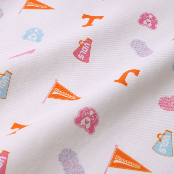 Show your school spirit with this white fabric featuring repeating orange and pink motifs—including flags reading “Tennessee,” Vols megaphones, T logos, cheerleader pom-poms, and a fun cartoon dog face. It’s the perfect match for The Beaufort Bonnet Company’s Tennessee Cassidy Comfy Crewneck – Victory in Orange with Palm Beach Pink.