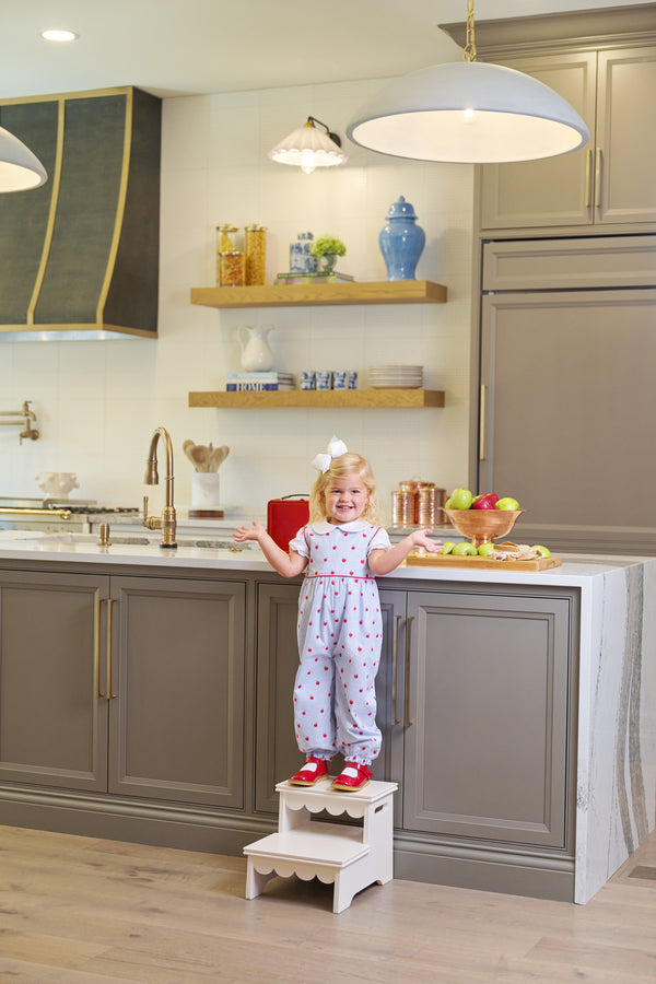 Model is wearing a size 3T.