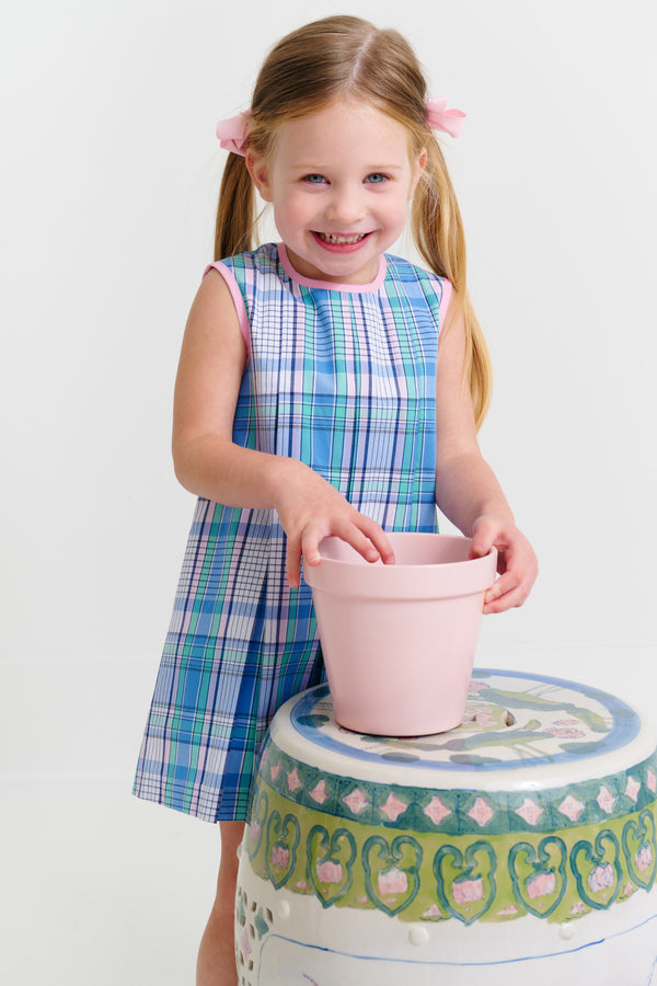 Model is wearing a size 3T.