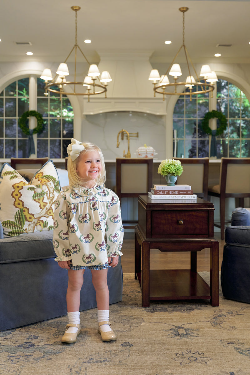  Model is wearing a size 3T.