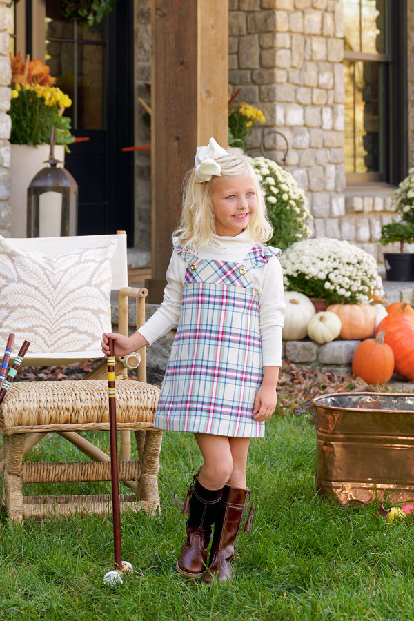  Model is wearing a size 4T.